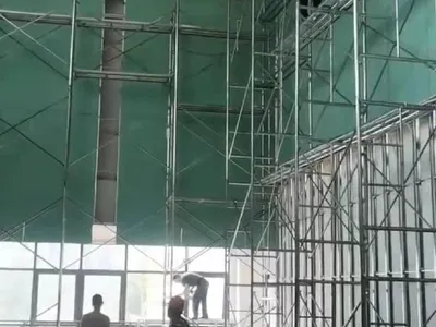 大空间室内吊顶与隔墙脚手架施工，顶部为轻钢龙骨吊架