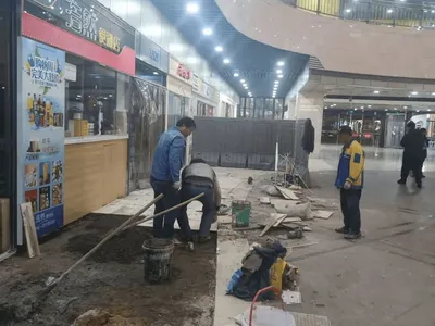 商场室内地面基层开挖施工，夜间作业，围挡已铺设
