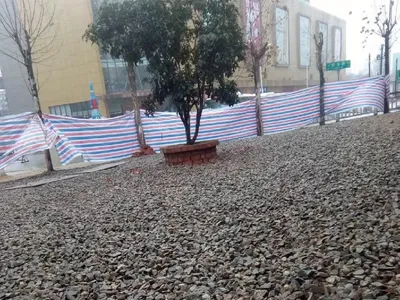 商业广场地面改造施工现场，条砖铺装与土方回填作业面