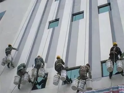 八名作业人员乘吊篮进行高层建筑外墙防水作业