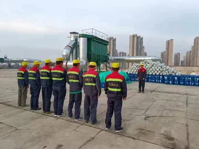 十名作业人员列队合影，背景为防水卷材与拌合站堆场